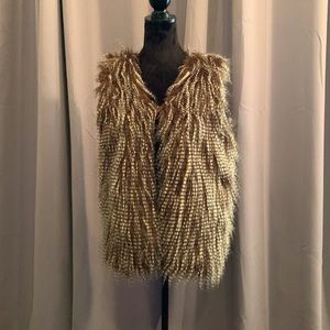 100% polyester faux fur women’s vest is a size Large. Fully lined
